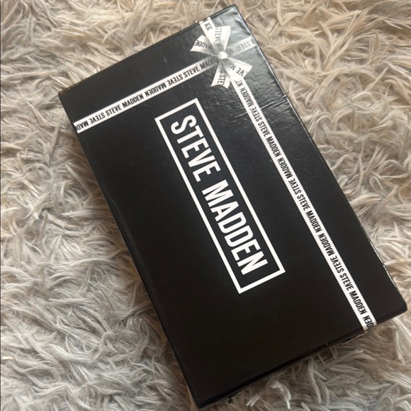 Steve Madden Black with Gold Zipper Wallet Wristlet - Picture 6 of 6